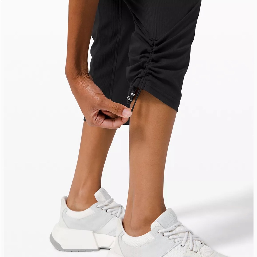 NWT Lululemon Dance Studio Crop Size 8 Black